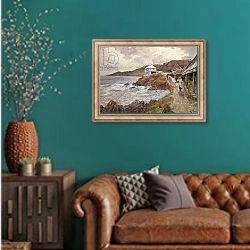 «Coast Scene» в интерьере гостиной с зеленой стеной над диваном