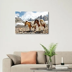 «Навьюченные лошади в Каракоруме, Пакистан» в интерьере современной светлой гостиной над диваном