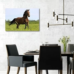 «Конь на прогулке» в интерьере современной столовой с черными креслами