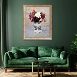 «A Bouquet of Dahlias,» в интерьере зеленой гостиной над диваном