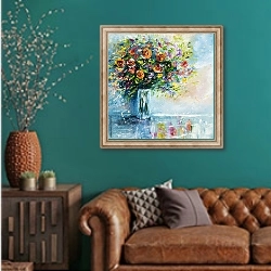 «Букет цветов в вазе» в интерьере гостиной с зеленой стеной над диваном
