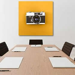 «Ретро фотоаппарат» в интерьере офиса над переговорным столом