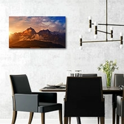 «Закат над горами» в интерьере современной столовой с черными креслами