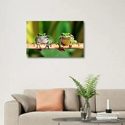 «Две зелёные лягушки на ветке» в интерьере современной светлой гостиной над диваном