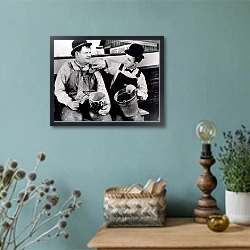 «Laurel & Hardy (Towed In A Hole)» в интерьере в стиле ретро с бирюзовыми стенами