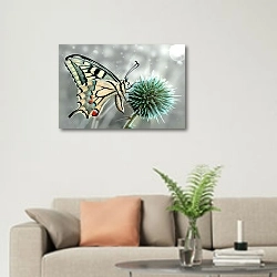 «Зимняя бабочка» в интерьере современной светлой гостиной над диваном