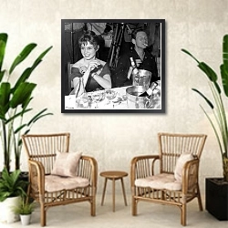 «Bardot, Brigitte 25» в интерьере комнаты в стиле ретро с плетеными креслами