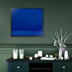 «Deep Blue» в интерьере классической гостиной над диваном