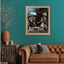 «Оплакивание тела Христа» в интерьере гостиной с зеленой стеной над диваном