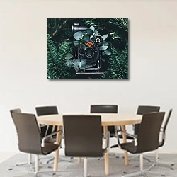 «Старинная фотокамера в зеленых листьях» в интерьере конференц-зала с круглым столом