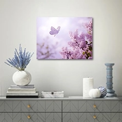 «Бабочка на цветах сирени» в интерьере современной гостиной с голубыми деталями