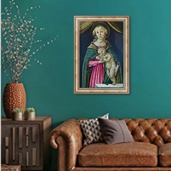 «Дева Мария и младенец 7» в интерьере гостиной с зеленой стеной над диваном