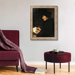 «Portrait of Desiderius Erasmus» в интерьере гостиной в бордовых тонах