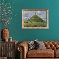 «Glastonbury Tor» в интерьере гостиной с зеленой стеной над диваном