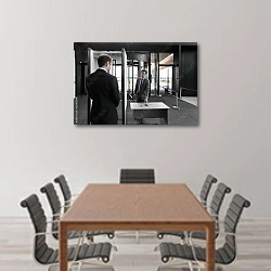 «Человек у рамки безопасности в аэропорту» в интерьере конференц-зала над столом для переговоров
