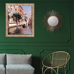 «St. Apostoli Canal, Venice» в интерьере классической гостиной с зеленой стеной над диваном