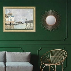 «The Flood at Port-Marly, 1876 2» в интерьере классической гостиной с зеленой стеной над диваном