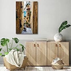 «Мотороллер на узкой итальянской улочке» в интерьере современной комнаты над комодом