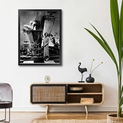 «Griffith, Corinne 10» в интерьере комнаты в стиле ретро над тумбой