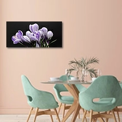 «Бело-фиолетовые крокусы на темном фоне» в интерьере современной столовой в пастельных тонах