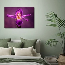 «Фиолетовый тюльпан №2» в интерьере современной спальни в зеленых тонах