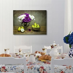 «Натюрморт с цветами хризантемы в винтажном чайнике с зелеными грушами на деревянном столе» в интерьере кухни в стиле прованс над столом с завтраком
