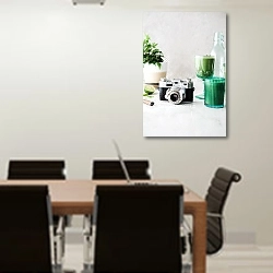 «Старый фотоаппарат на столе с зеленой посудой» в интерьере конференц-зала над столом