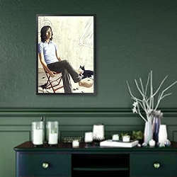 «Bizarre Love Triangle» в интерьере классической гостиной с зеленой стеной над диваном