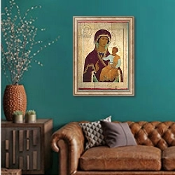 «Madonna and Child Hodigitria, Russian icon, 1502» в интерьере гостиной с зеленой стеной над диваном