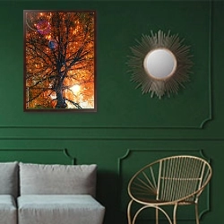 «Осеннее дерево с красными листьями в лучах солнца» в интерьере классической гостиной с зеленой стеной над диваном