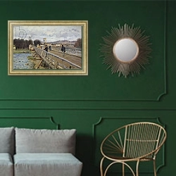 «Footbridge at Argenteuil, 1872» в интерьере классической гостиной с зеленой стеной над диваном