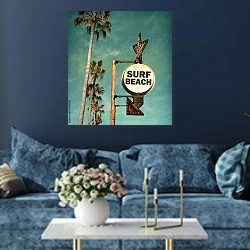«Ретро-фото со знаком для серфинга с пальмами на пляже» в интерьере современной гостиной в синем цвете