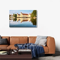 «Замок Рейнберг в Восточной Германии» в интерьере современной гостиной над диваном