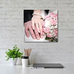 «Руки жениха и невесты» в интерьере современного офиса с белой кирпичной стенкой