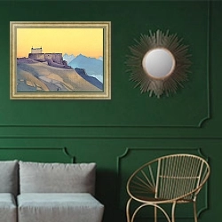 «Сиссу. Монастырь» в интерьере классической гостиной с зеленой стеной над диваном