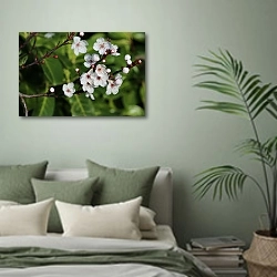 «Веточка цветущего дерева» в интерьере современной спальни в зеленых тонах