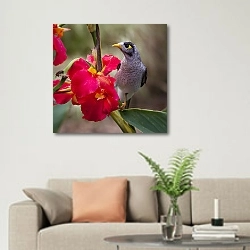 «Серая птица и красный цветок» в интерьере современной светлой гостиной над диваном