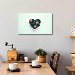 «Тарелка ягод в форме сердца» в интерьере кухни над обеденным столом с кофемолкой