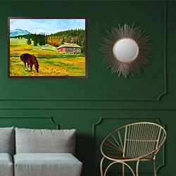 «Лошадь возле дома в горах» в интерьере классической гостиной с зеленой стеной над диваном