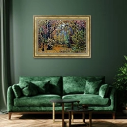 «Осенний лес 2» в интерьере классической гостиной с зеленой стеной над диваном