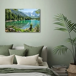 «Италия, озера Фузине » в интерьере современной спальни в зеленых тонах