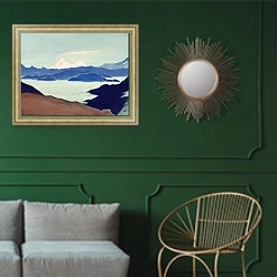 «Священные Гималаи 2» в интерьере классической гостиной с зеленой стеной над диваном