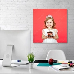 «Счастливая девочка держит маленький торт со свечкой» в интерьере светлого офиса с кирпичными стенами