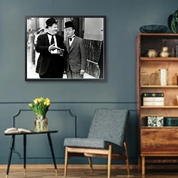 «Laurel & Hardy (Thicker Than Water)» в интерьере гостиной в стиле ретро в серых тонах