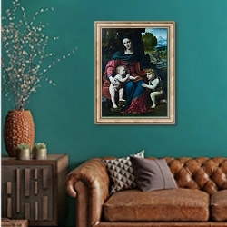 «Дева Мария и младенец со святым Джоном» в интерьере гостиной с зеленой стеной над диваном