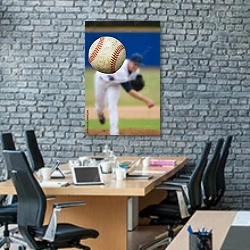 «Летящий бейсбольный мяч» в интерьере современного офиса с черной кирпичной стеной