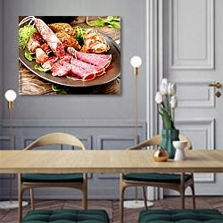 « Различные итальянские колбасы, ветчина, салями и бекон» в интерьере классической кухни у двери