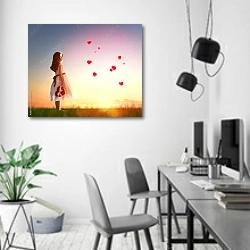«Девочка с подарком и красными шариками» в интерьере современного офиса в минималистичном стиле