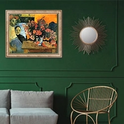 «Большой букет цветов и таитянские дети (Te Tiare Farani)» в интерьере классической гостиной с зеленой стеной над диваном