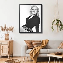 «Monroe, Marilyn (Ladies Of The Chorus)» в интерьере гостиной в стиле ретро над диваном